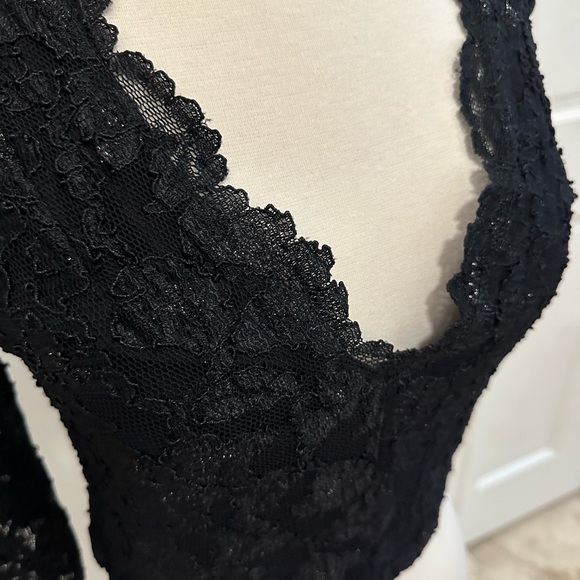 AQUA stretch Lace Plunging Neck Scallop Trim Crop Top with long sleeves black - Picture 6 of 7